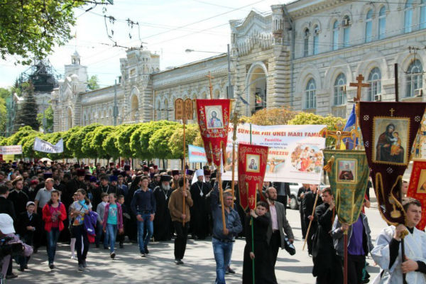 Участники марша собрались перед зданием Монастыря Чуфля и прошли до Кафедрального собора Рождества Христова.