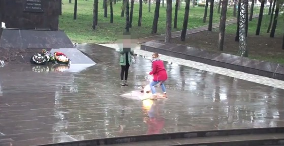 Российские школьницы заплевали Вечный огонь и попали на видео.