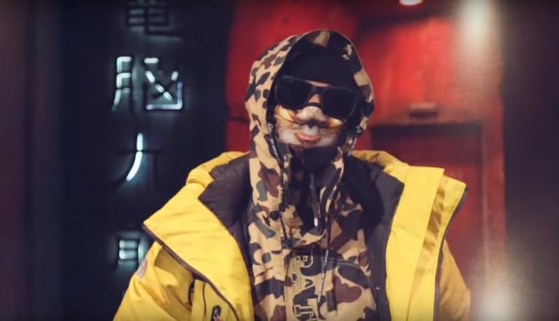Rapperul care poartă mască pentru a nu fi recunoscut de mamă. 