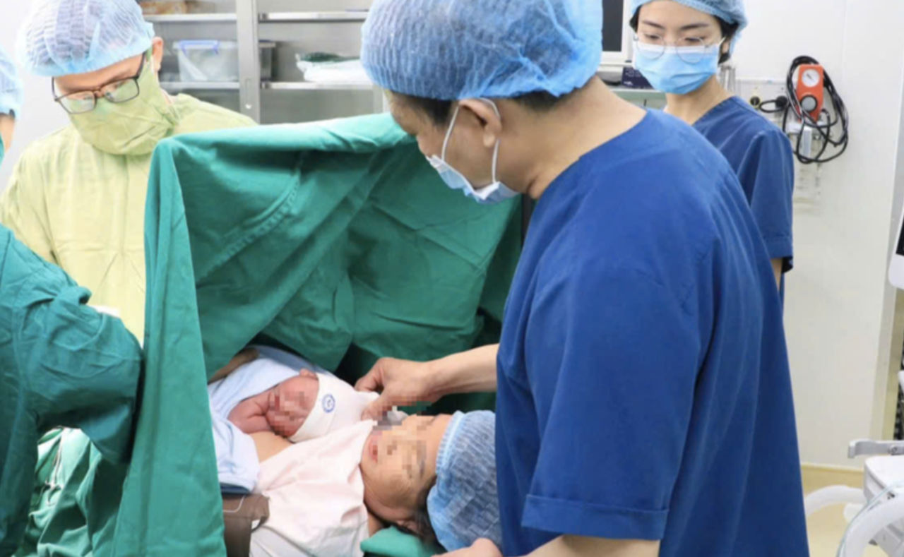 O femeie de 60 de ani din Vietnam a născut un copil de Ziua Internațională a Fericirii.