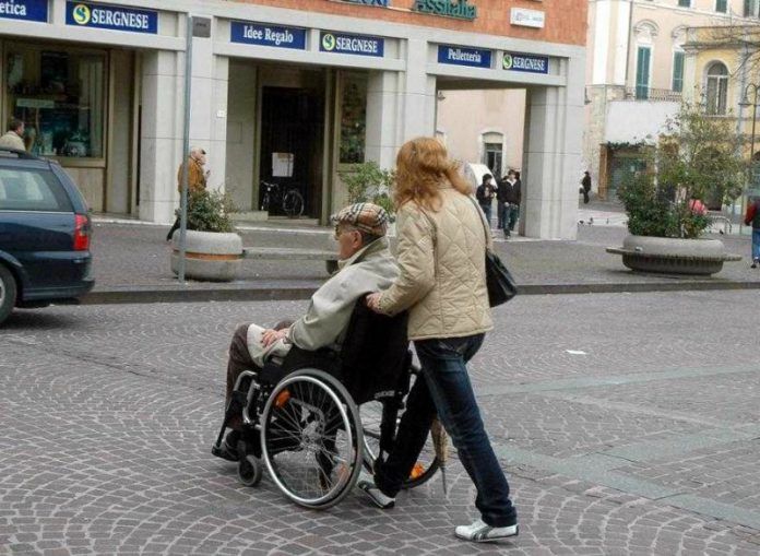 Au profitat de incapacitatea de discernământ al unui italian de 90 de ani și i-au trecut toată avere pe numele lor. Foto: ilmessaggero.it