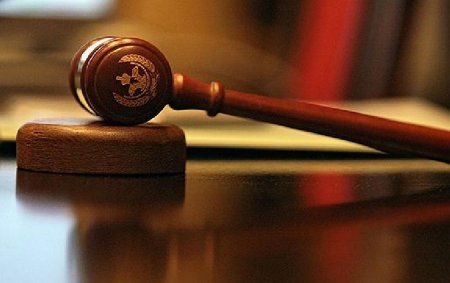 Обвинен в применении насилия в отношении представителя власти.