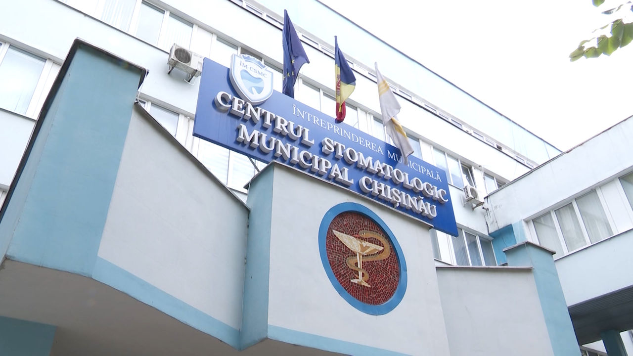 Пришедший на прием пациент не хотел надевать маску и разбил стекло двери.