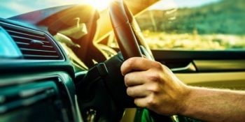 Căldurile toride afectează depotrivă și participanții la trafic, iar șoferii suferă enorm, blocați în trafic. 