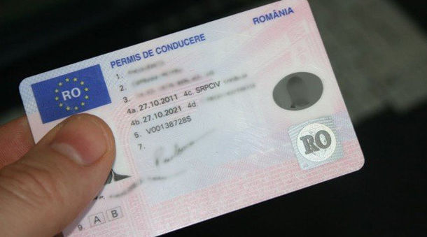 I-a luat permisul unui şofer şi, cu actul în mână, l-a amendat că nu-l are