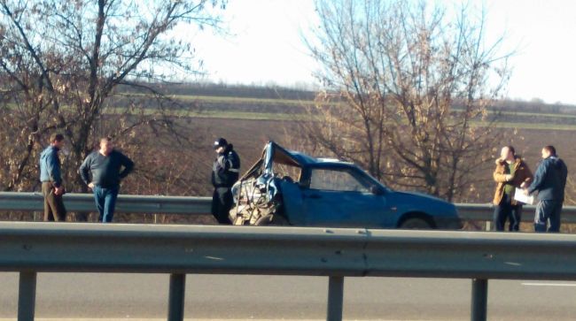 Водитель тягача утверждает, что легковушка выехала на его полосу и резко затормозила. Фото: protv.md
