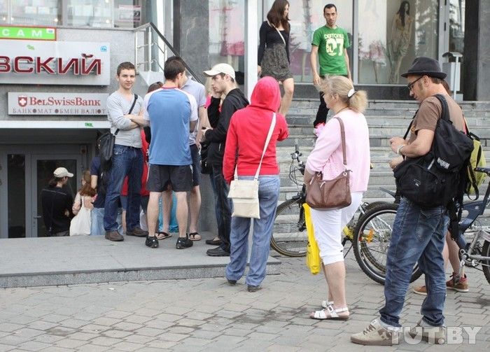 Жители Минска начали массово скупать валюту.