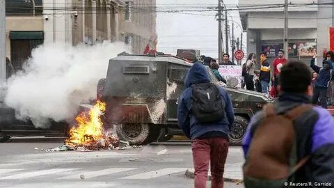 В Чили вывели армию против протестующих из-за цен на метро.