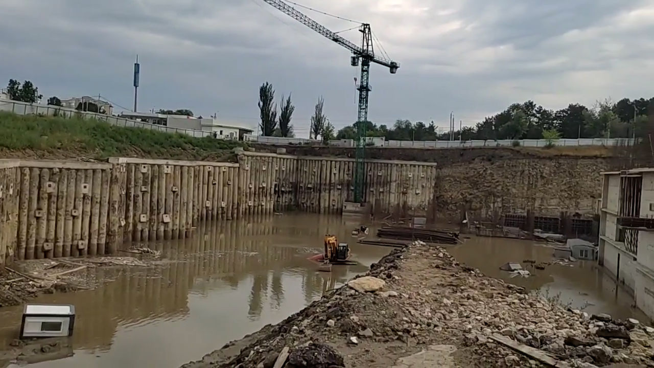 Примэрия о затопленной стройке: Разрешение было выдано законно.