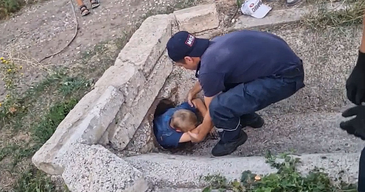 Un băiat de 10 ani, salvat de pompieri după ce a rămas blocat într-o conductă de scurgere la Tiraspol.