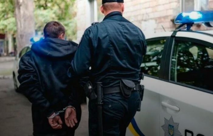 В Винницу доставили задержанного в РМ парня, ранившего студента ножом.