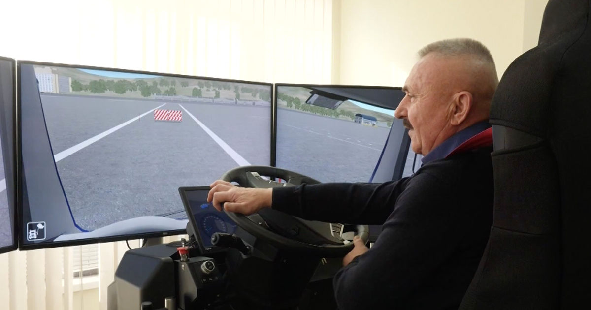 Școlile auto din Moldova au început să utilizeze simulatoare pentru pregătirea viitorilor șoferi.