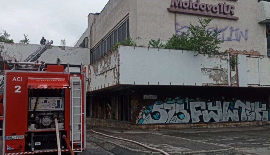 Пожарным удалось быстро потушить пожар возле гостиницы Național.