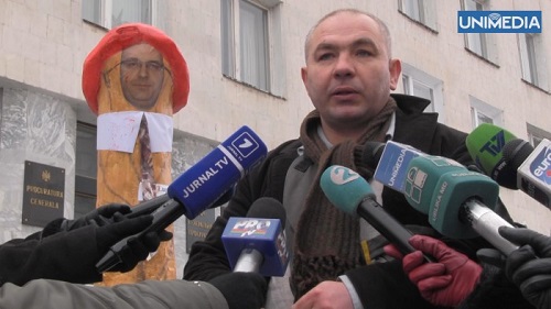 Мэтэсару успел сообщить журналистам, что был "задержан полицейскими в 8.30 во дворе дома, когда отводил ребенка в школу".