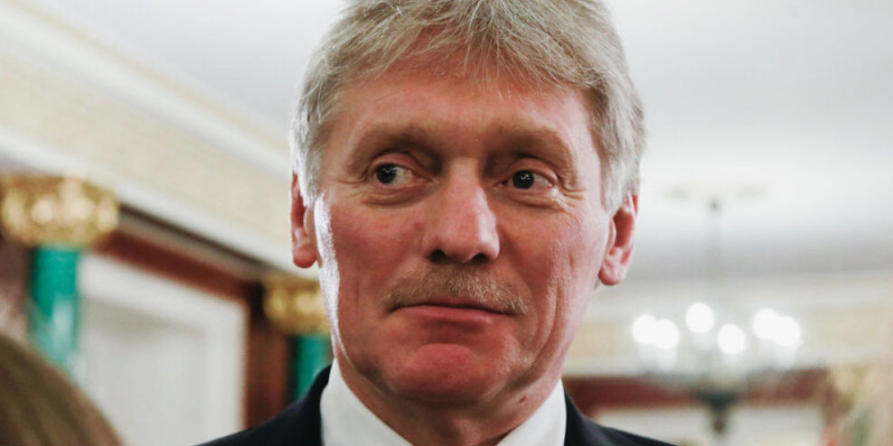 Песков ответил на критику Карлсона за "тупые" слова: Он — американец, многого не понимает.
