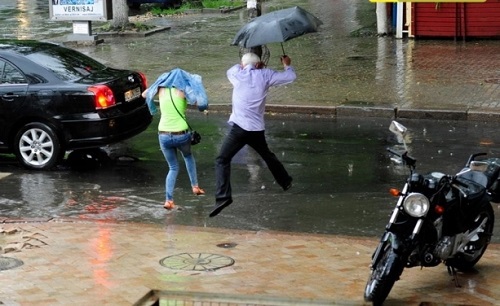 Duminică, 13 iulie, de asemenea, meteorologii prevăd precipitaţii, însă doar în unele regiuni ale țării.