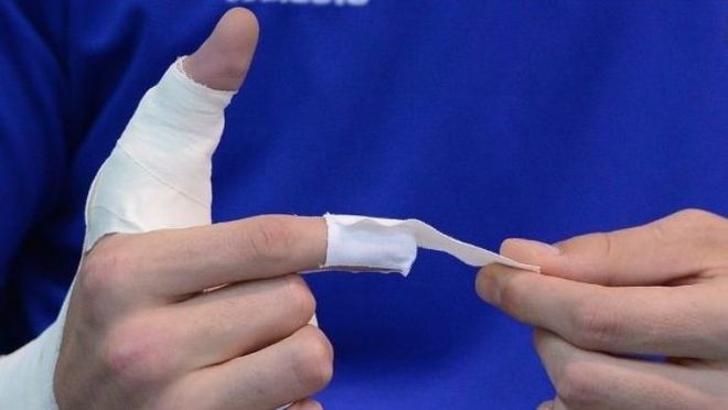 Ученые изобрели эластичный клей заживляющий раны за минуту.