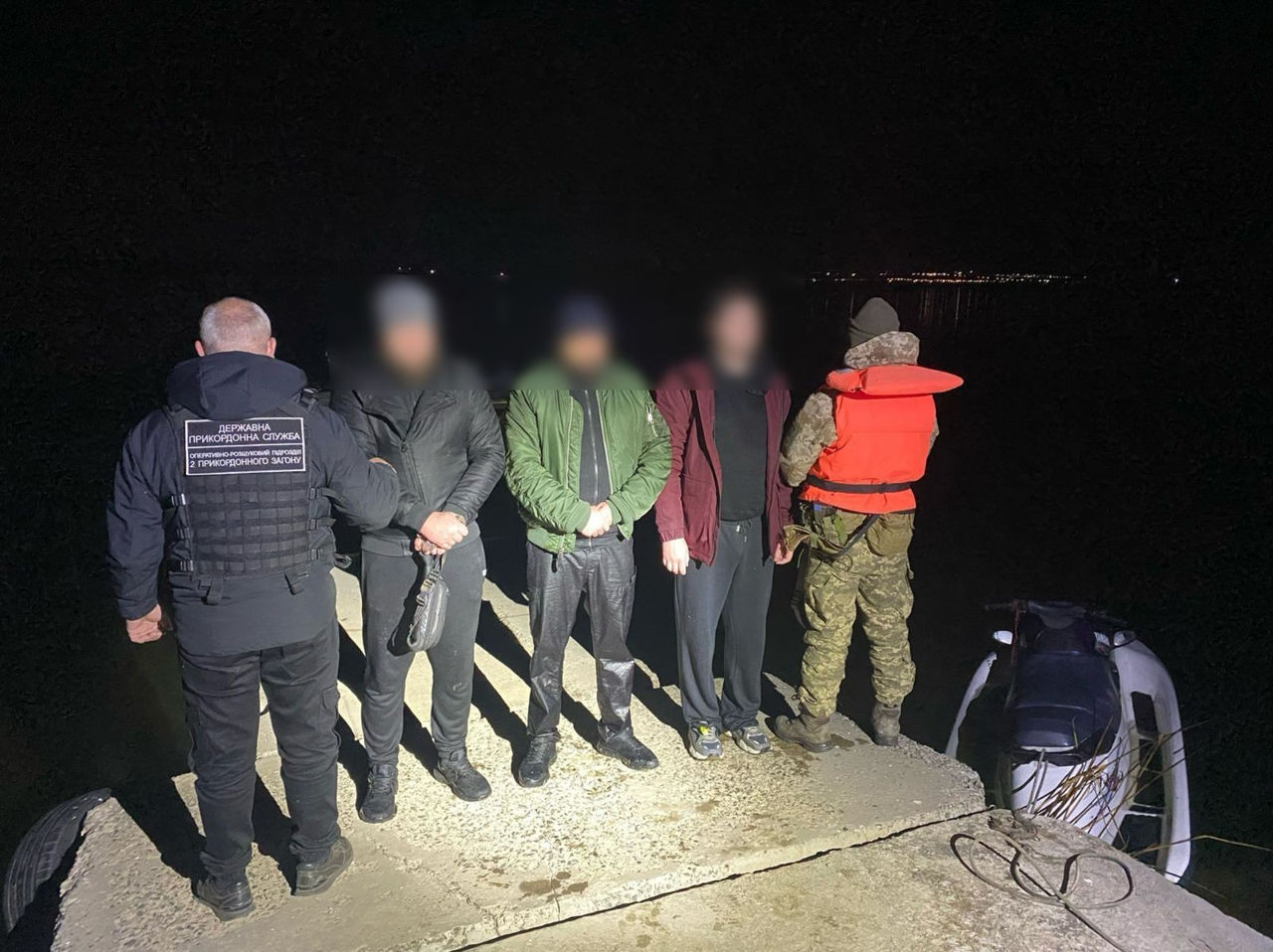 Украинцы пытались попасть в Молдову на гидроскутере и перевернулись.
