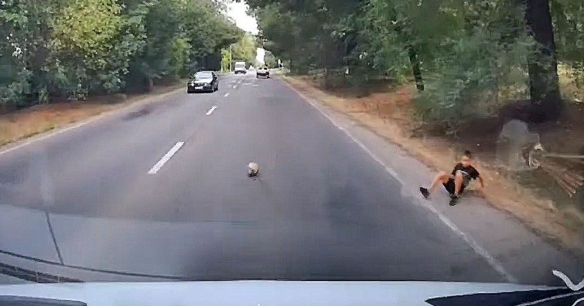 Un copil, la un pas de a fi accidentat de o mașină la Chișinău în timp ce alerga după o minge.