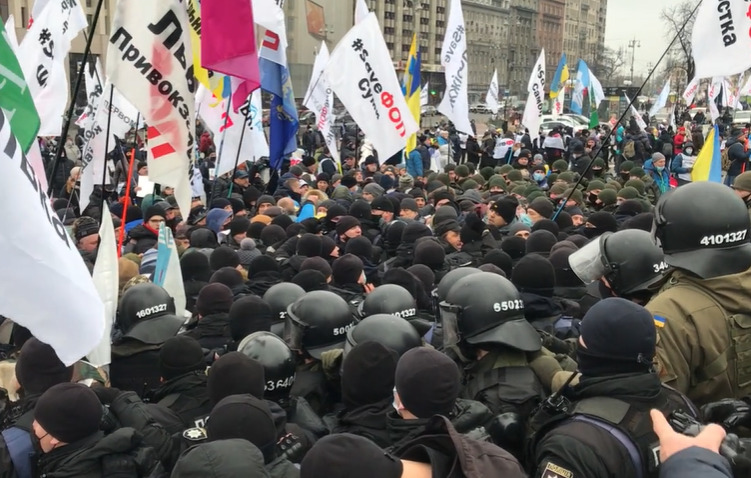 По словам участников акции протеста, силовики применили силу и слезоточивый газ.