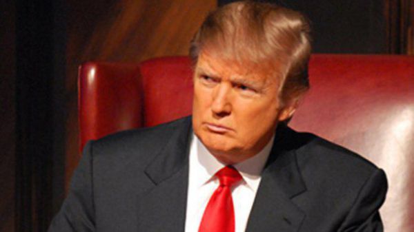 Donald Trump, atacat cu roşii în timp ce susținea un discurs în Iowa.