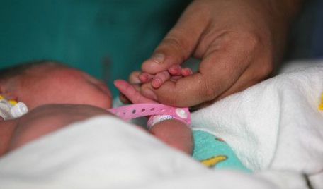 Ребёнок не может самостоятельно питаться и его кормят через зонд.