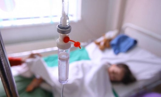 Micuțul risca să moară din cauză că nu dădea nici un semn de viață, iar ambulanța, care ar fi trebuit să-l preia, nu venea.