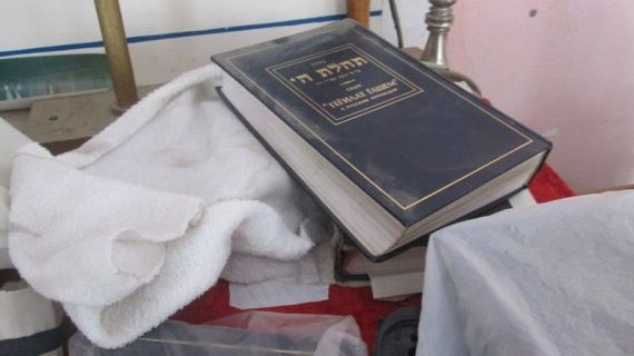 В ночь с 23 на 24 февраля в синагоге произошел погром: неизвестные уничтожили свитки Торы. Фото: jcm.md