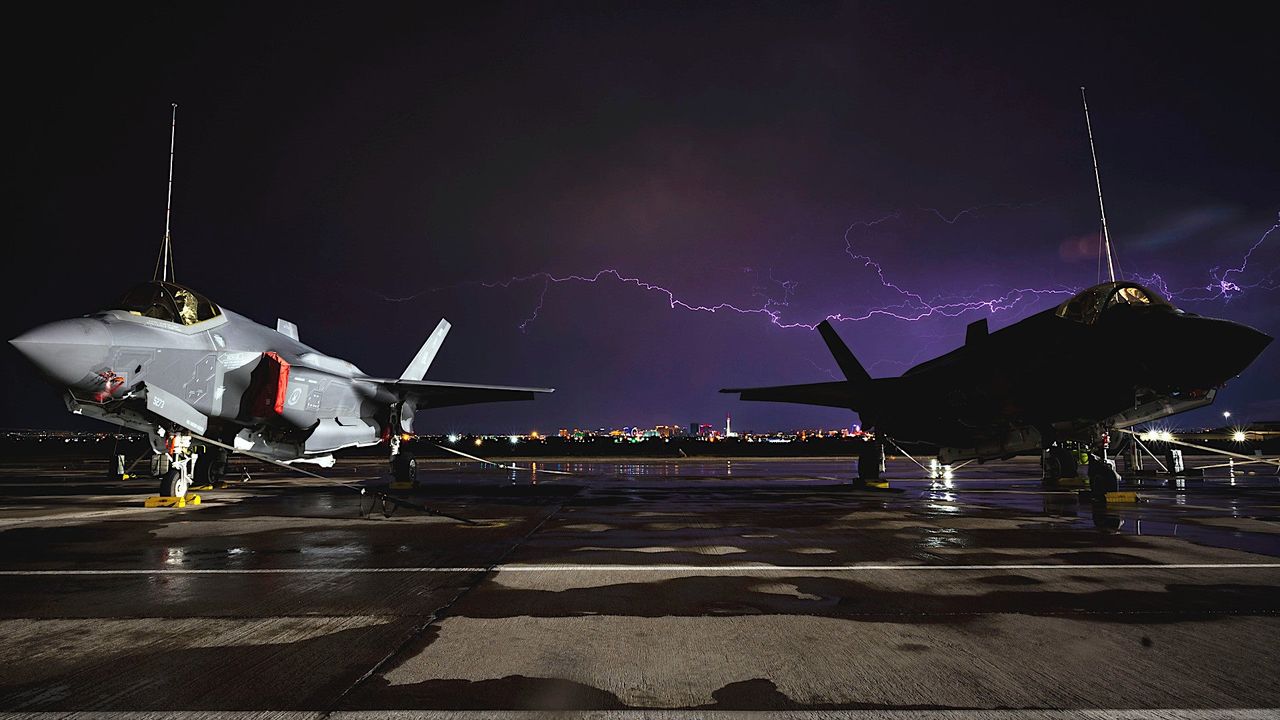 Молния поразила в полете два американских истребителя F-35B.