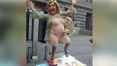 O statuie cu Hillary Clinton goală, instalată în New York. Foto: rt.com
