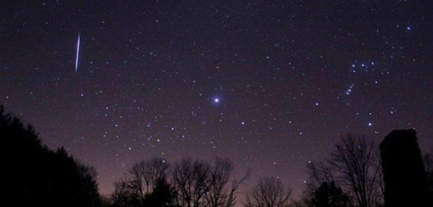O ploaie spectaculoasă de meteori are loc la noapte. Foto: descopera.ro