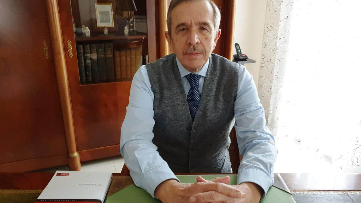 Суд во Франции обязал восстановить на работе 74-летнего профессора, которого уволили за старость.