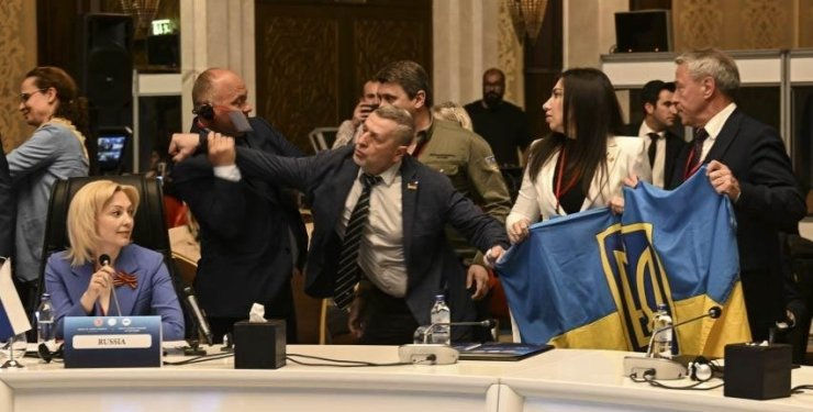 В Турции депутаты из Украины подрались с делегацией из РФ.
