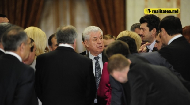 Vladimir Voronin a explicat că: „Pe harta din tablou a fost desenată şi Republica Moldova. Iar bărbatul cu basma roşie este autorul tabloului”, pentru Moldova.org.
