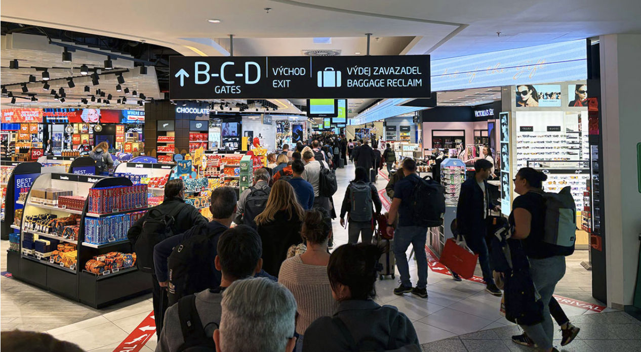 Cozi uriașe la Aeroportul din Praga din cauza noului sistem EES.