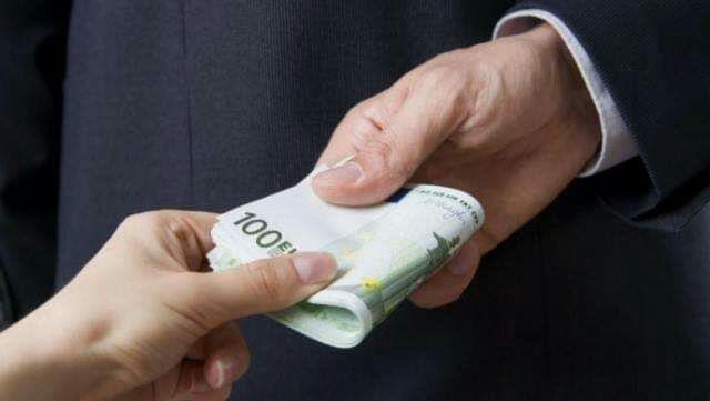В Рышканах за взятку в 5 000 евро задержан сотрудник полиции.