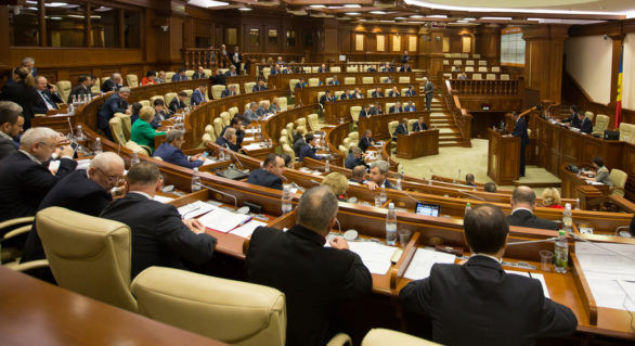 Deputaţii se întrumesc în şedinţă. Ce proiecte vor fi dezbătute