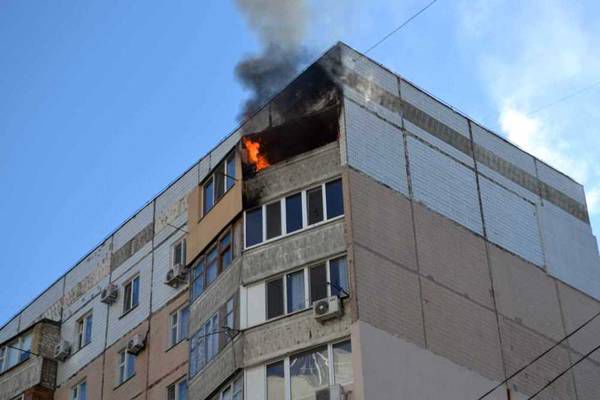 Спасатели прибыли быстро, но к тому времени балкон и часть комнаты уже выгорели.