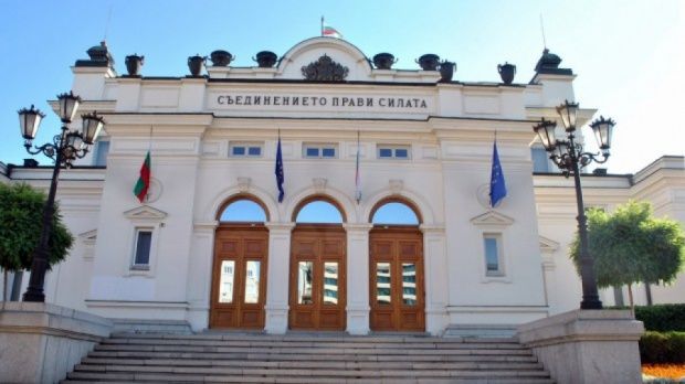 Парламент Болгарии одобрил отставку кабмина.
