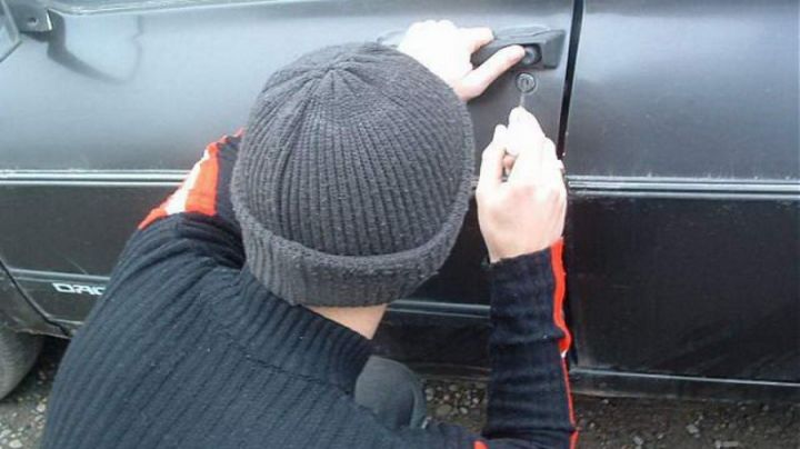 Un minor de doar 12 ani, prins într-un automobil străin. Foto: viata-libera.ro