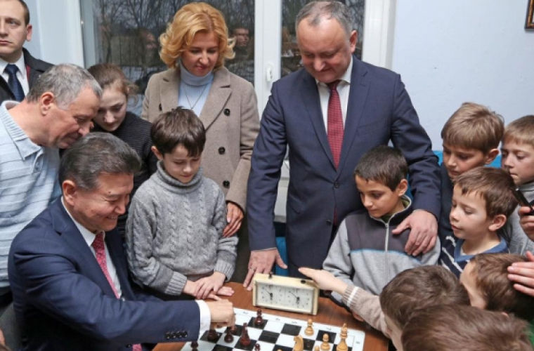 Igor Dodon intenţionează să prezinte Guvernului iniţiativa de a include şahul în programa şcolară din Moldova. Foto: a-tv.md