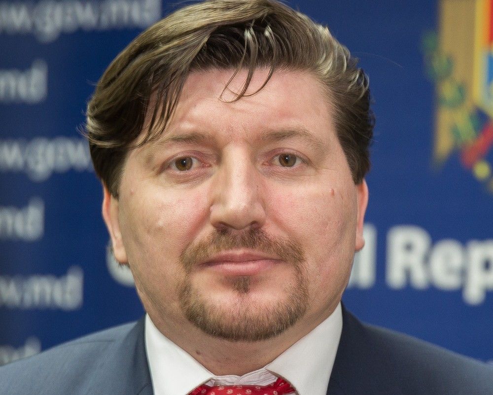 Reprezentanții CNA au precizat că deocamdată Grama nu este reținut și nu are vreun statut în dosar.