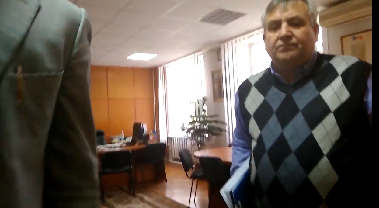 Сотрудник претуры Центр Андрей Ротару вытолкнул репортера ZdG из офиса.