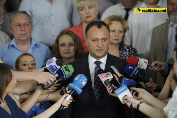 De asemenea, Dodon a amenințat că va aduce în jurul Chișinăului vreo mie de tractoare, combine și altă tehnică agricolă.