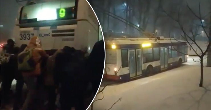 В Кишиневе пассажиры толкают троллейбусы, застревающие в снегу.