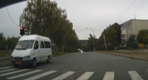После столкновения девушка осталась на ногах.