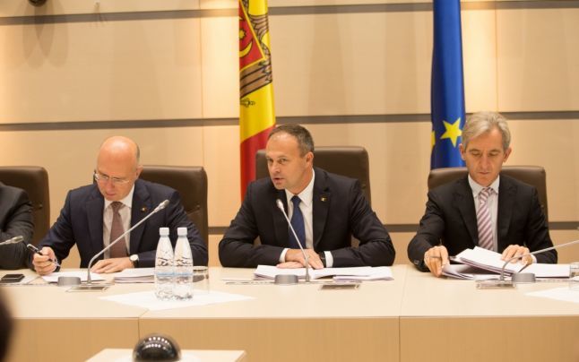 Parlamentul și Guvernul se vor convoca în ședință comună.