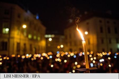 Mai multe mii de persoane au format miercuri seară un cordon luminos în jurul cartierului ministerelor din Viena. Foto: EPA