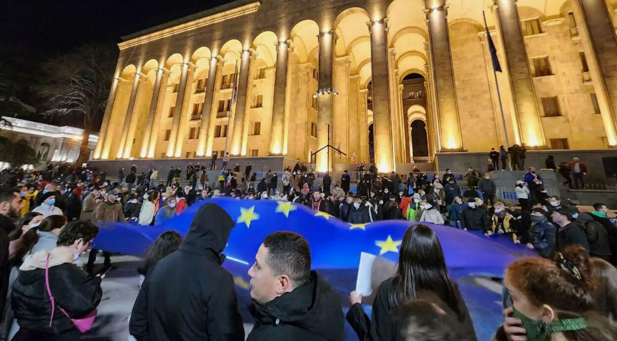 В Грузии противники закона об "иноагентах" проведут ночь на понедельник под зданием парламента.