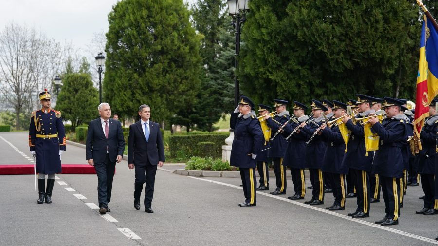 Министр обороны Румынии Ангел Тылвар прибыл в Молдову.
